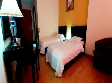 Hotel Prasasti Pacitan Отели в г. Пачитан