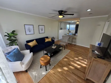 Charming 2-bedroom house in Lubbock TX,  Walking Distance from Texas Tech Отели рядом с достопримечательностью «Thunderzone Family Fun»