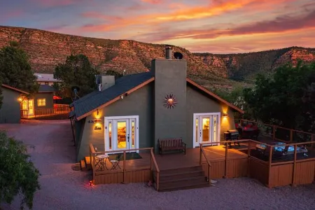 Tranquil retreat w/views; near trails & Bell Rock