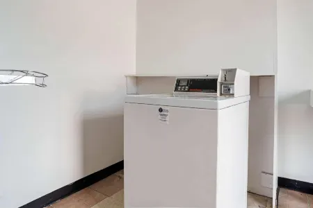 Super 8 by Wyndham Daleville/Fort Novosel Отели в г. Озарк