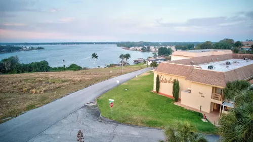 Lakefront Home, 2 King Beds, Kayak, Large Kitchen 실번 쇼어스 호텔