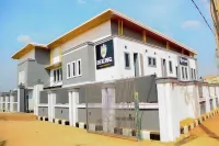 DEKINGS LUXURY AND SUITES Hotels near St. Michael and all Angels, Awka