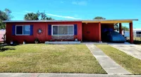 Charming 2-bedroom house in beautiful Port Charlotte with Pool, Hot tub, & WiFi