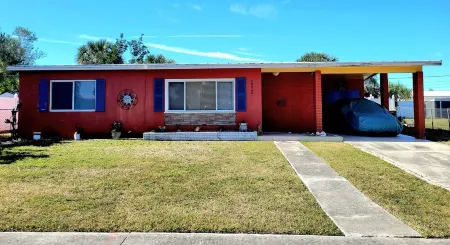 Charming 2-bedroom house in beautiful Port Charlotte with Pool, Hot tub, & WiFi Отели рядом с достопримечательностью «Кидстар Парк»