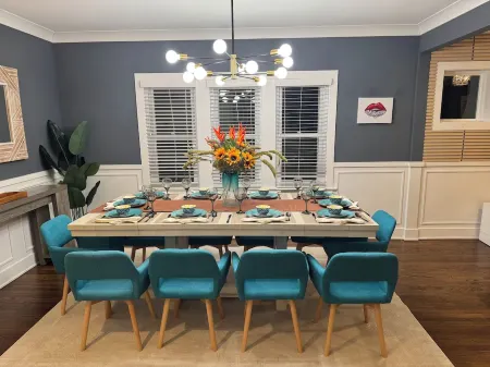 Stunning Modern & Spacious Sleeps 16 in Forest Park