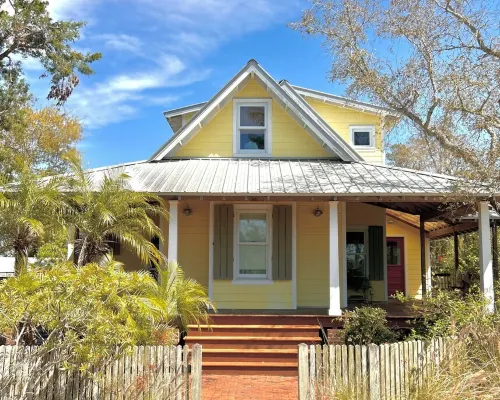 Spacious Home with Water Views Hotels in Cedar Key