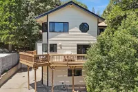 Treetop Haven - Indoor Jacuzzi & Hockey Table - Pet-friendly Hotels near Crestline Library