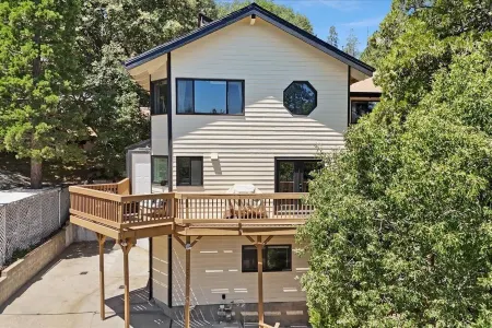 Treetop Haven - Indoor Jacuzzi & Hockey Table - Pet-friendly