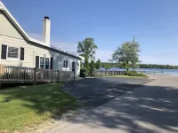 Bass Lake Views & Access. Walk Downtown Elk Rapids. Hotel di Elk Rapids