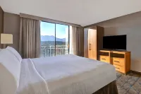 Embassy Suites by Hilton Colorado Springs Отели рядом с достопримечательностью «Space Foundation Discovery Center»