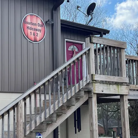 Bourbon Oak Hideaway 2 offers a 2 bed 2.5 bath apartment in historic Bardstown.