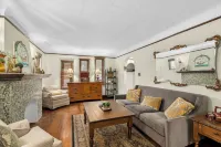 Charming 2-bedroom bungalow with WiFi, AC in Hazel Park