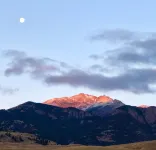 Breathtaking Views of Yellowstone on the Yellowstone River in a Luxury Lodge!