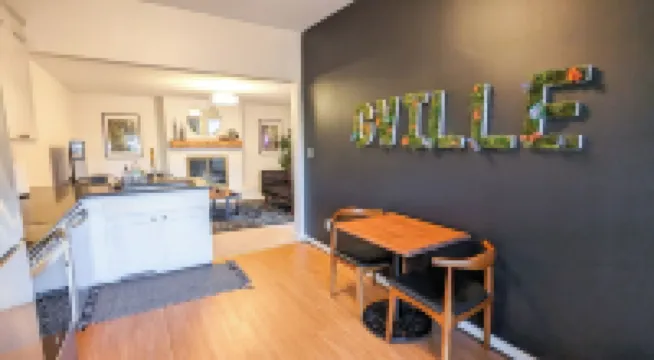 1 bedroom apt, Steps from Swamp Rabbit Trail, 15 minute walk to Main st.