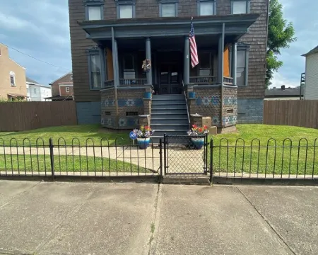 Charming Wheeling Island home. Large cozy and spacious! Your home away from home 惠靈酒店