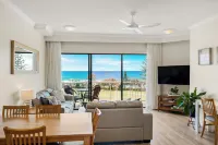 BeachView: Alex Heads beachfront, ocean views, air-con, lift, parking
