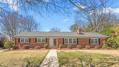 Spacious Living Less Than 2 Miles from Elon University! Отели рядом с достопримечательностью «Юниверсити Коммонс»