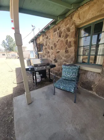 3 Bedroom, 1 Bath rock cottage in Walking Distance to Downtown Alpine