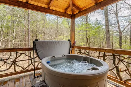 FoRest ReTreeT 2 bedroom•Hot Tub•Unique •Chatming•Adairsville•Cabin•Private