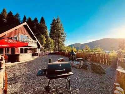 Lodges on Loch Ness