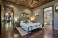Luxury Hickory Homestead 4 Bedroom Home by RedAwning Hotels in Sevier County