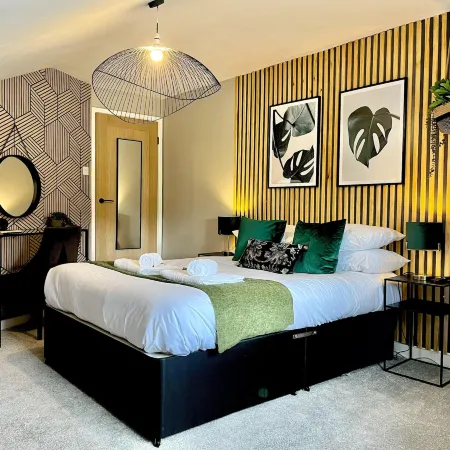 Sleeps 2 -Central Ellesmere -Parking - PetFriendly