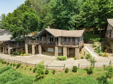 Springdale Resort Отели рядом с достопримечательностью «Блу-Ридж-Паркуэй»