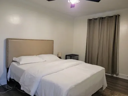 Renovated 2 Bed Walltown Home Walk To Duke! A Отели рядом с достопримечательностью «Университет Дьюк»