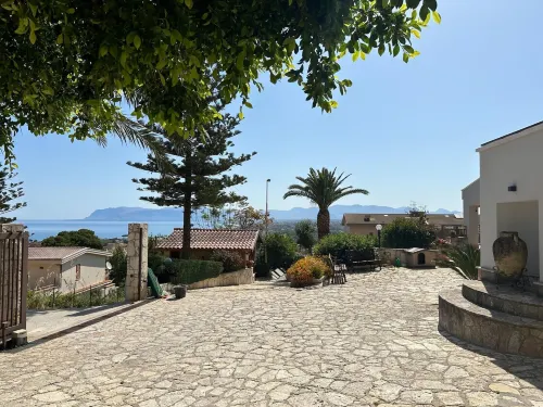 Spacious Apartment with Communal Pool Near the Sea - Villas