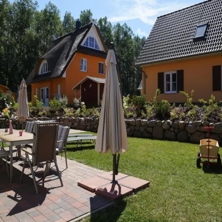 Holiday House Nightingale, Glowe