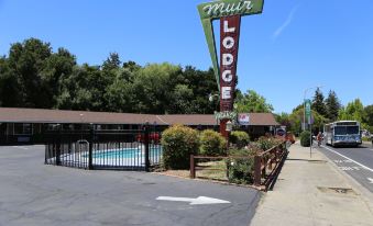 Muir Lodge Motel