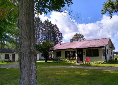 Mackinaw Timbers Cabins - parking
