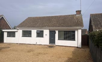 Pet-Friendly - 2 Bedrooms Bungalow Beach - Parking