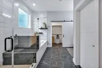Luxe Stay Near Duke &DT - Rooftop/Firepit/Games