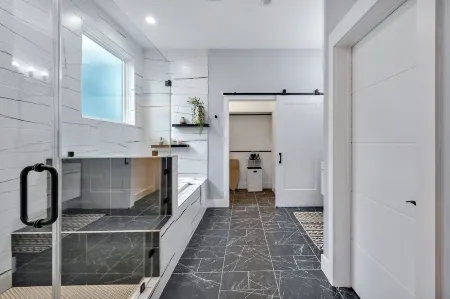 Luxe Stay Near Duke &DT - Rooftop/Firepit/Games