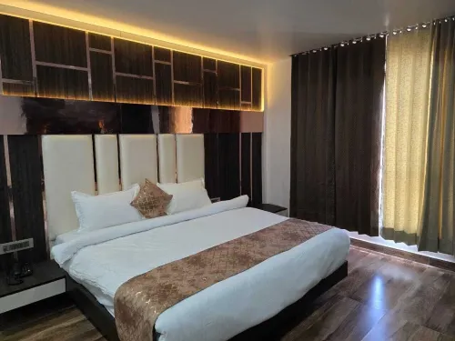Ringus Luxury Line Hotel di Mughalsarai Rly. Settlement