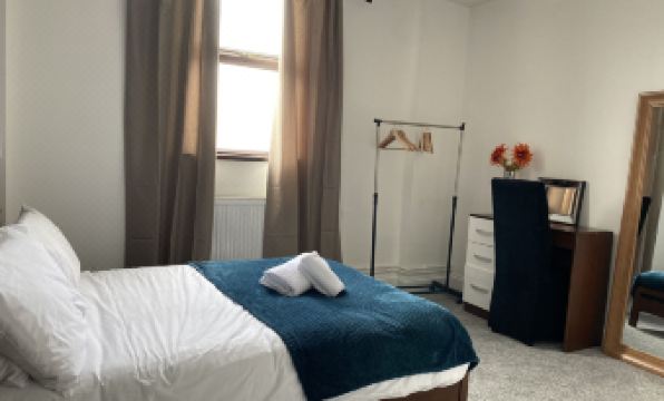 2 Bed Flat - Sleeps 6 - Parking - Wifi