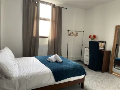 Modern 2 Bedroom Flat in Robert st Swansea Hotels in 