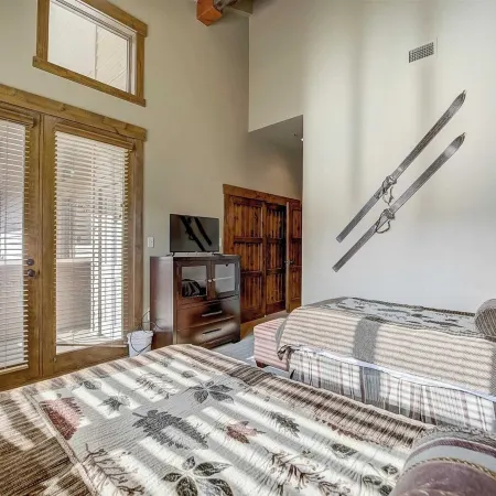 Mont Cervin 32 by AvantStay Ski in Ski Out Home in Silver Lake Village w Hot Tub