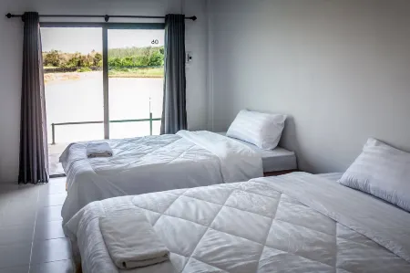 C-Code Resort Отели рядом с достопримечательностью «Wat Huai Poon»