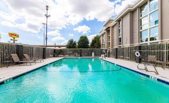 La Quinta Inn & Suites by Wyndham Dallas I-35 Walnut Hill Ln
