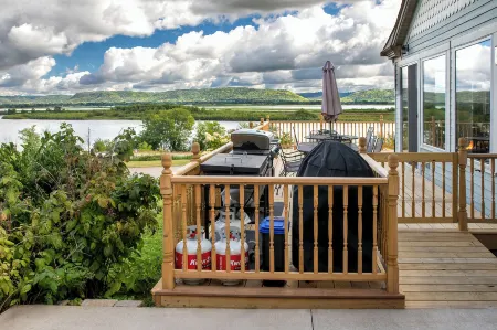 Big River Escape Grandview Manse Отели в г. Кокран