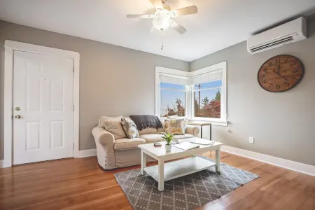 Walk to the Waterfront! the Cozy Cottage