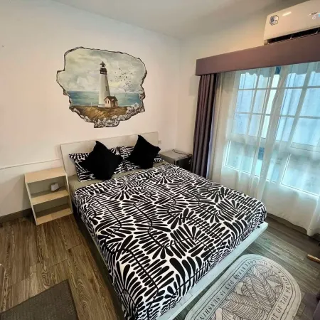 Comfy Crib Hostel Отели рядом с достопримечательностью «Станция надземного метро Phra Khanong»