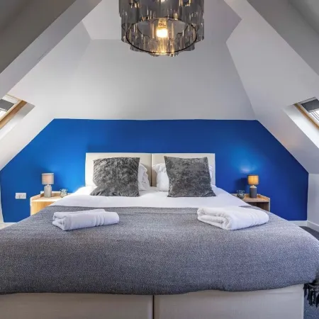 4Br-Sleeps8-Privategarden-Freeparking
