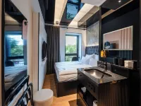 Hotel am Beatles-Platz Hotels near St. Pauli