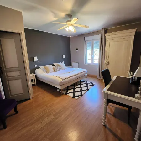 Hôtel la Tour Perrier Отели в г. Сен-Савен