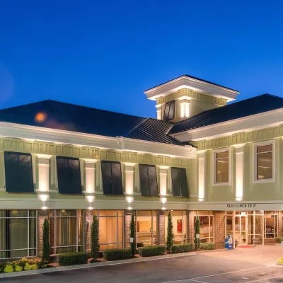 Town & Country Inn and Suites Hotels near Buzzards Roost Marina