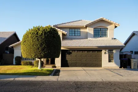 Spacious 4-bedroom house in fabulous Peoria with WiFi, AC