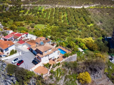 Cerro de Mariote Hotels near Loro Sexi Ornithological Park